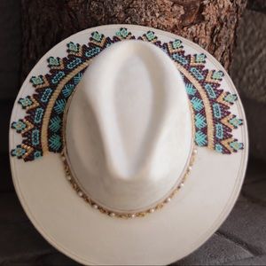 Hat (fedora, wide brim)